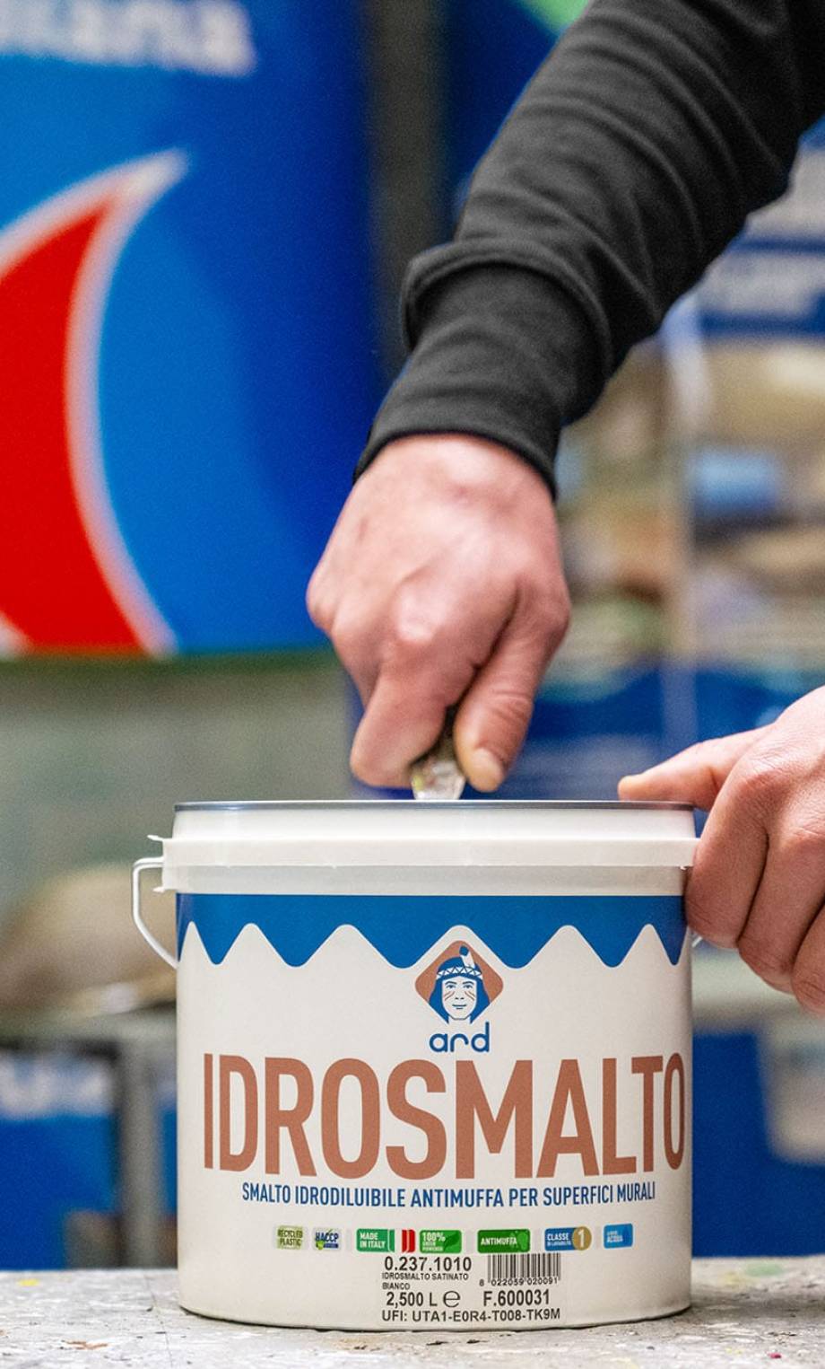 Latta di smalto ARD Idrosmalto aperta sul banco del negozio
